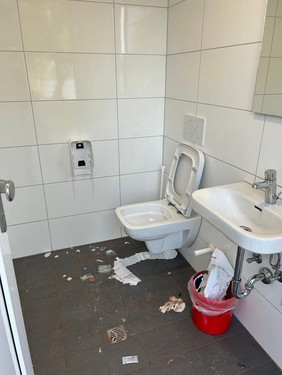 Verdreckter Toilettenraum