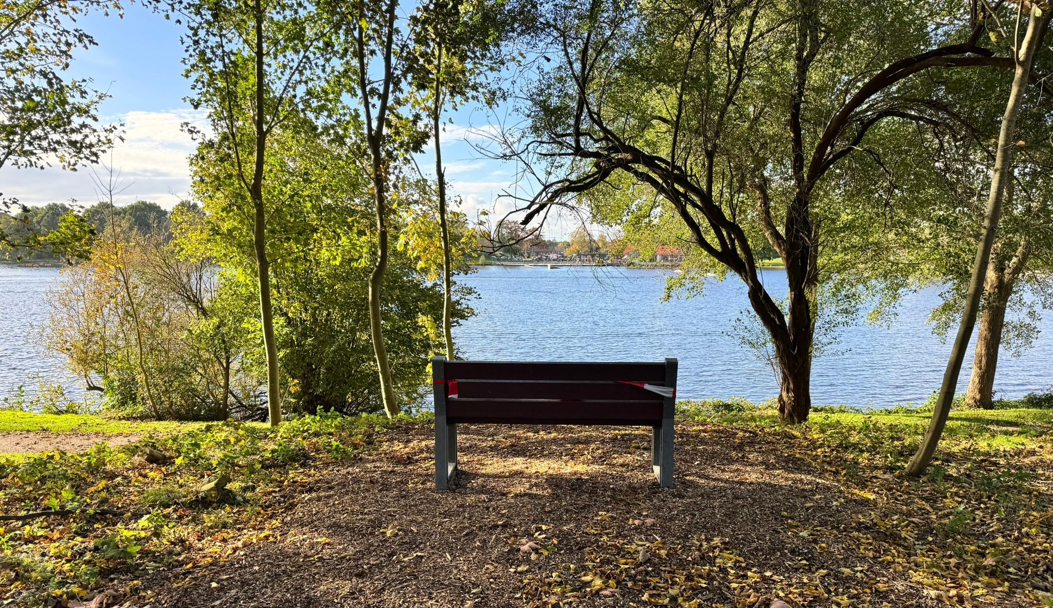 Eine Ruhebank mit Ausblick auf den Idasee