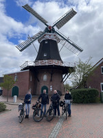 Das Foto zeigt die Stadtradel-Koordinatoren des Overledingerlands vor der Mühle in Idafehn: v.l. Kirsten Beening, Alexander Hülper, Heiko Tinnemeyer und Lisa Henken.