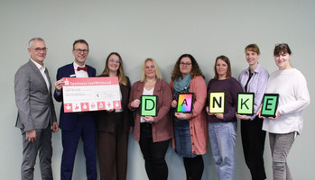 Bürgermeister, Sparkassenmitarbeiter und Kitaleiterinnen zeigen die neuen Tablets