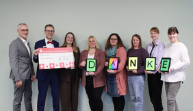 Bürgermeister, Sparkassenmitarbeiter und Kitaleiterinnen zeigen die neuen Tablets