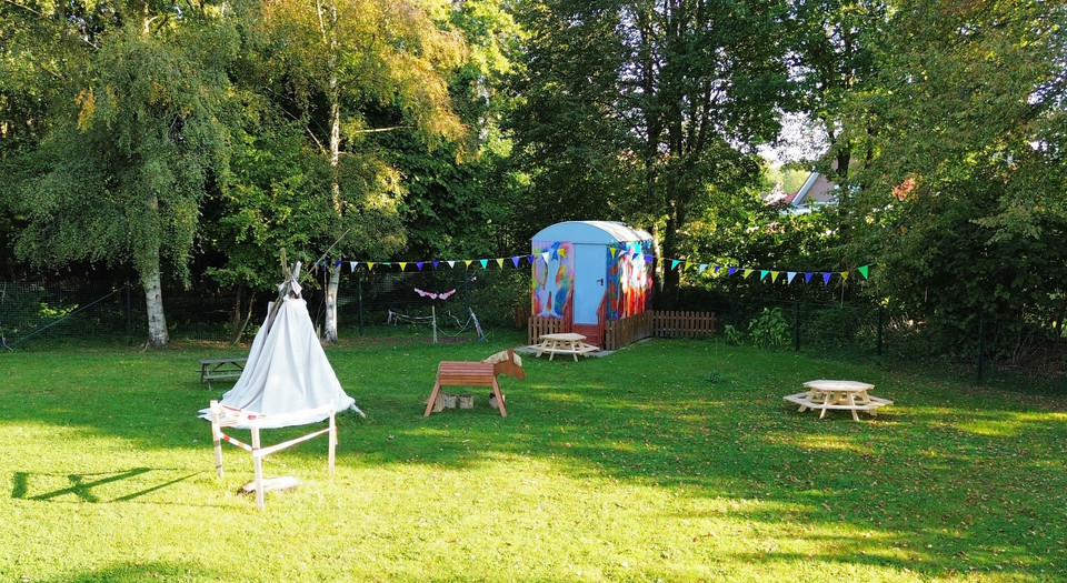 Außenbereich mit Spielplatz der Kindertagesstätte Farbenwelt