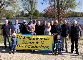 Gruppenfoto der Vereinsteilnehmer mit einem Schild mit der Aufschrift des Vereinsnamens