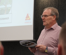 Referent hält einen Vortrag.