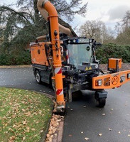 Ein Spezialfahrzeug reinigt einen Sinkkasten