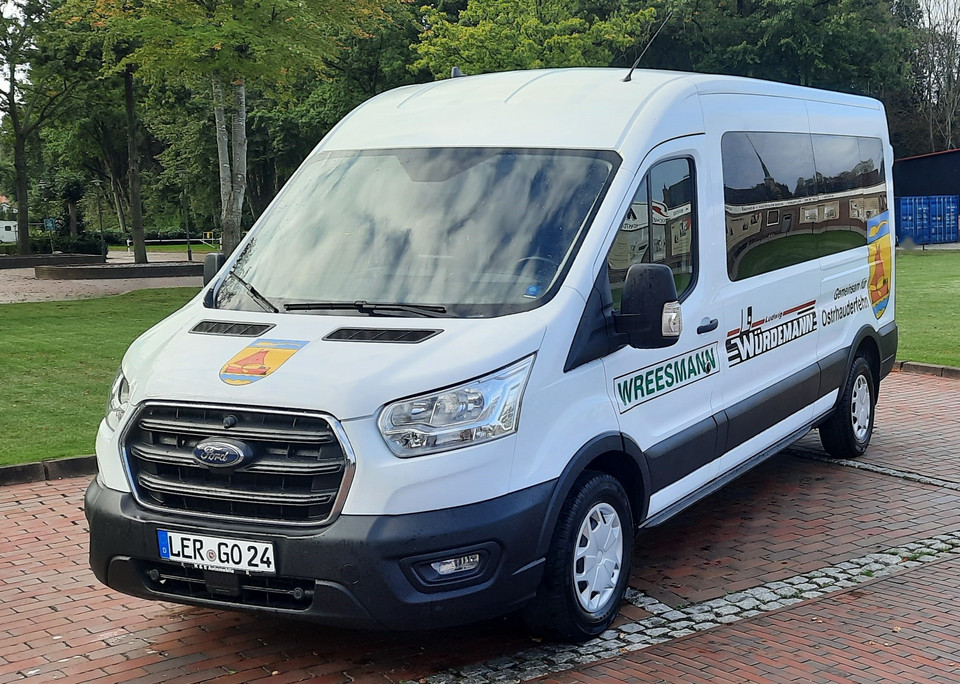 weißer Ford Transit Transporter für 9 Personen