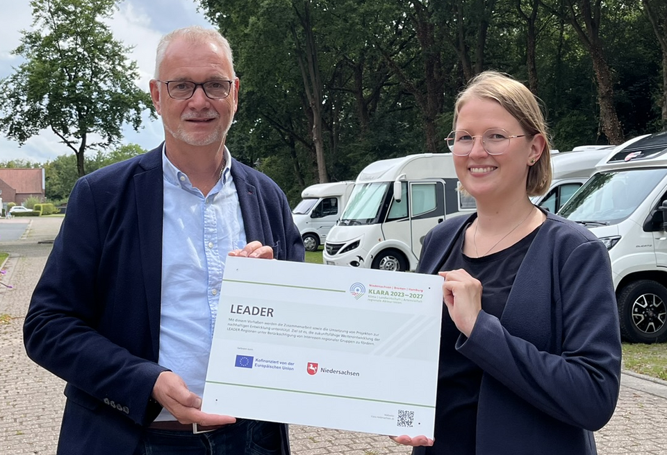 Übergabe des Bewilligungsbescheides durch Regionalmanagerin Daniela Kirschstein an Bürgermeister Günter Harders