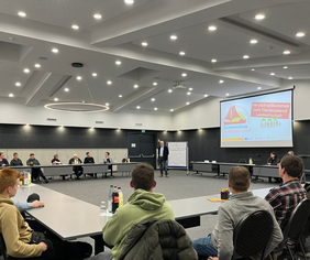 Anwesende werden vom Bürgermeister begrüßt.