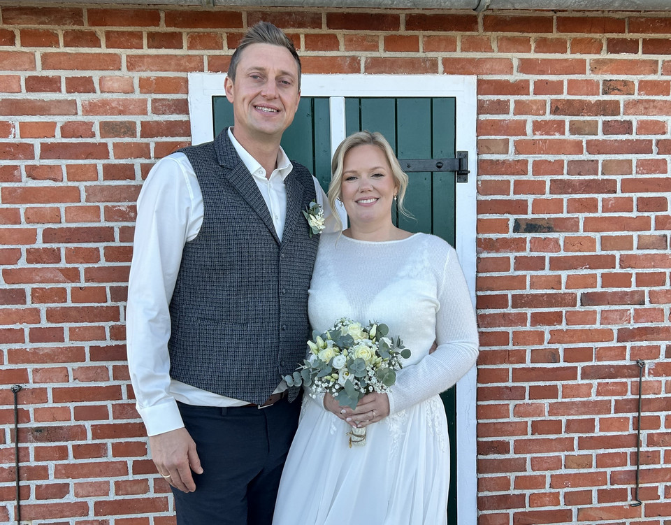 Ein Brautpaar steht auf der Galerie der Mühle Idafehn