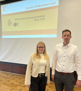 Fenna Coordes und der Organisator Niklas Rott