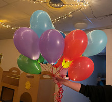 Ein Strauß bunter Luftballons