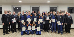 Gruppenfoto der geehrten Feuerwehrkameradinnen und Kameraden