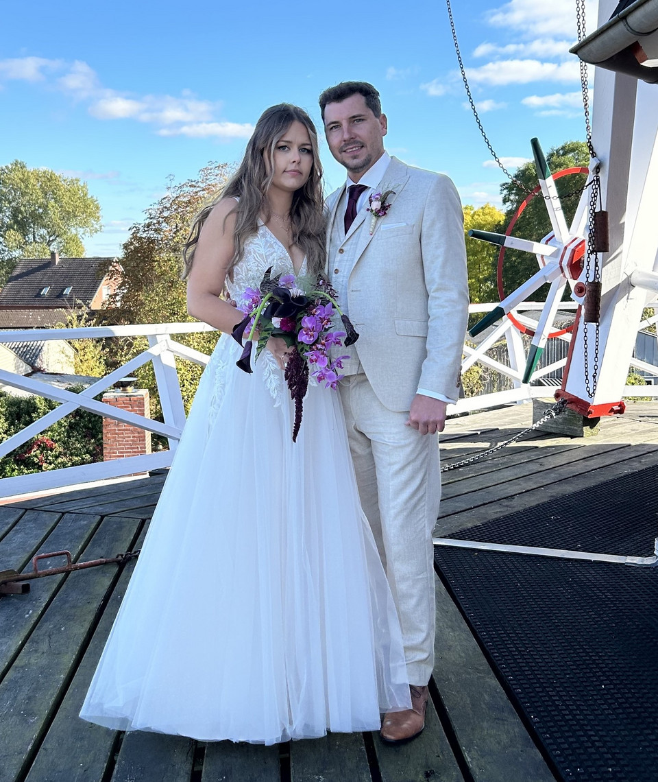 Ein Brautpaar steht auf der Galerie der Mühle