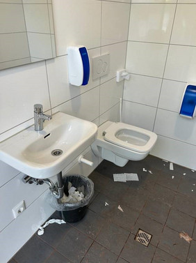 Verdreckter Toilettenraum