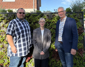 Foto mit Markus Luiking, Savantje Boekhoff und Bürgermeister Günter Harders vor dem Rathaus