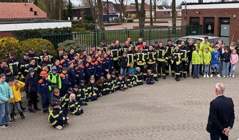 Gruppenfoto von allen Teilnehmenden auf dem Bauhof