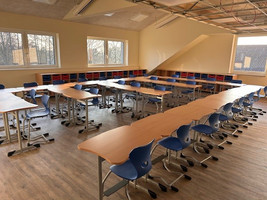 Neuer Klassenraum mit Tischen und Stühlen