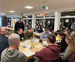 Eine Arbeitsgruppe sitzt an einem Tisch