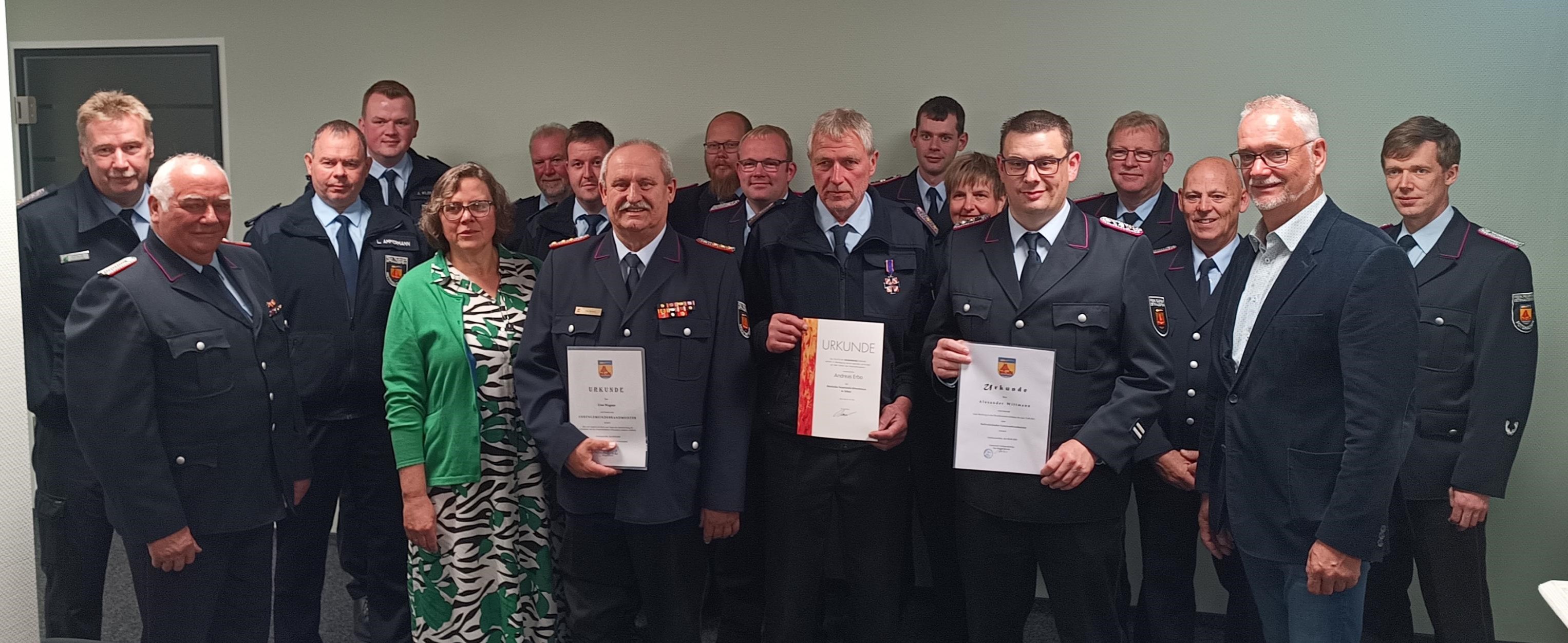 Gruppenfoto der Gäste und den Ernannten und Geehrten der Feuerwehr.