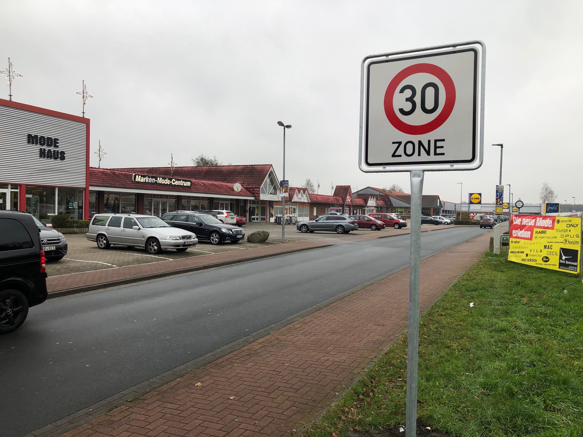Ida-Zentrum mit Straßenschild 30 im Vordergrund