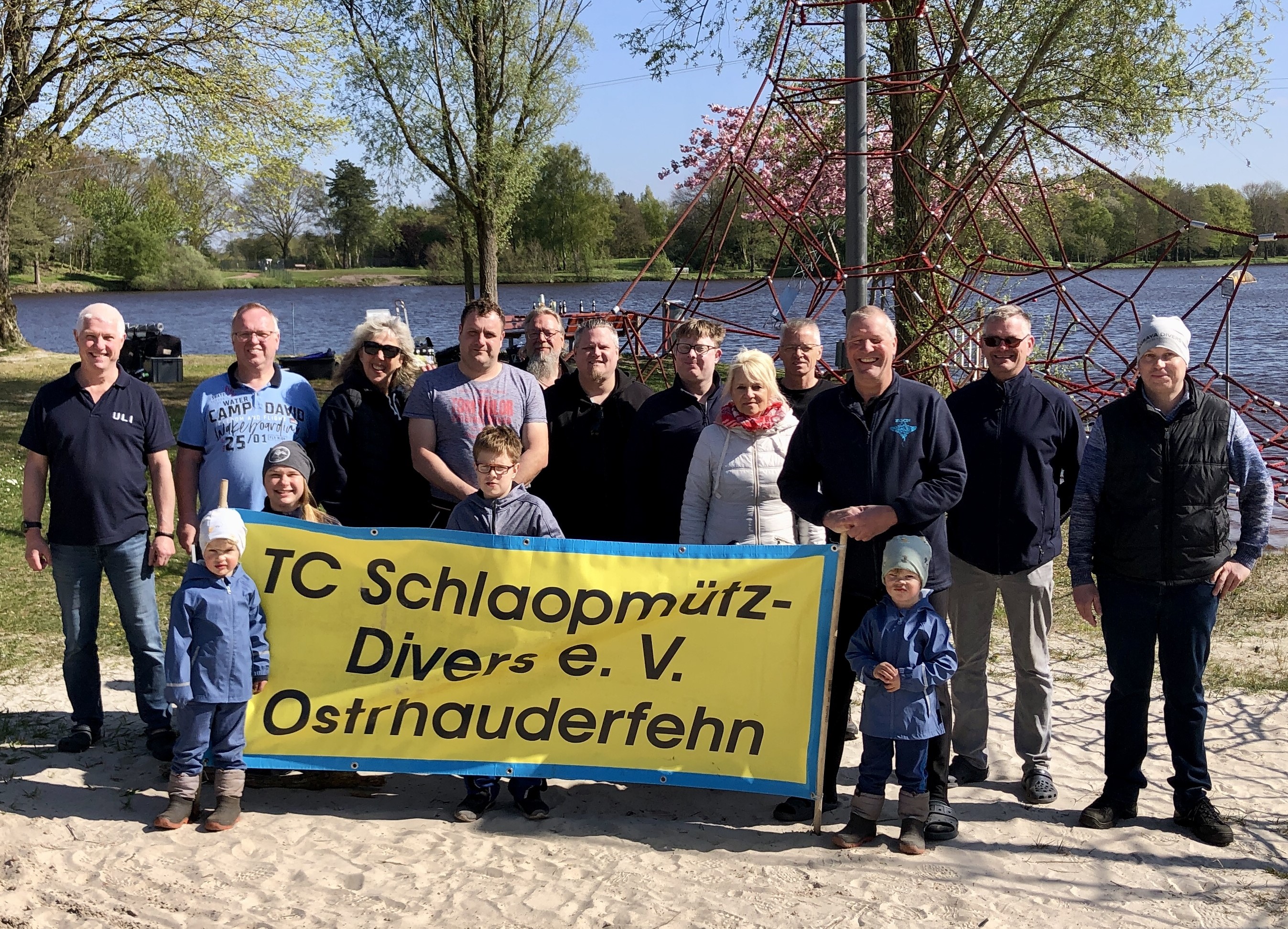Gruppenfoto der Vereinsteilnehmer mit einem Schild mit der Aufschrift des Vereinsnamens