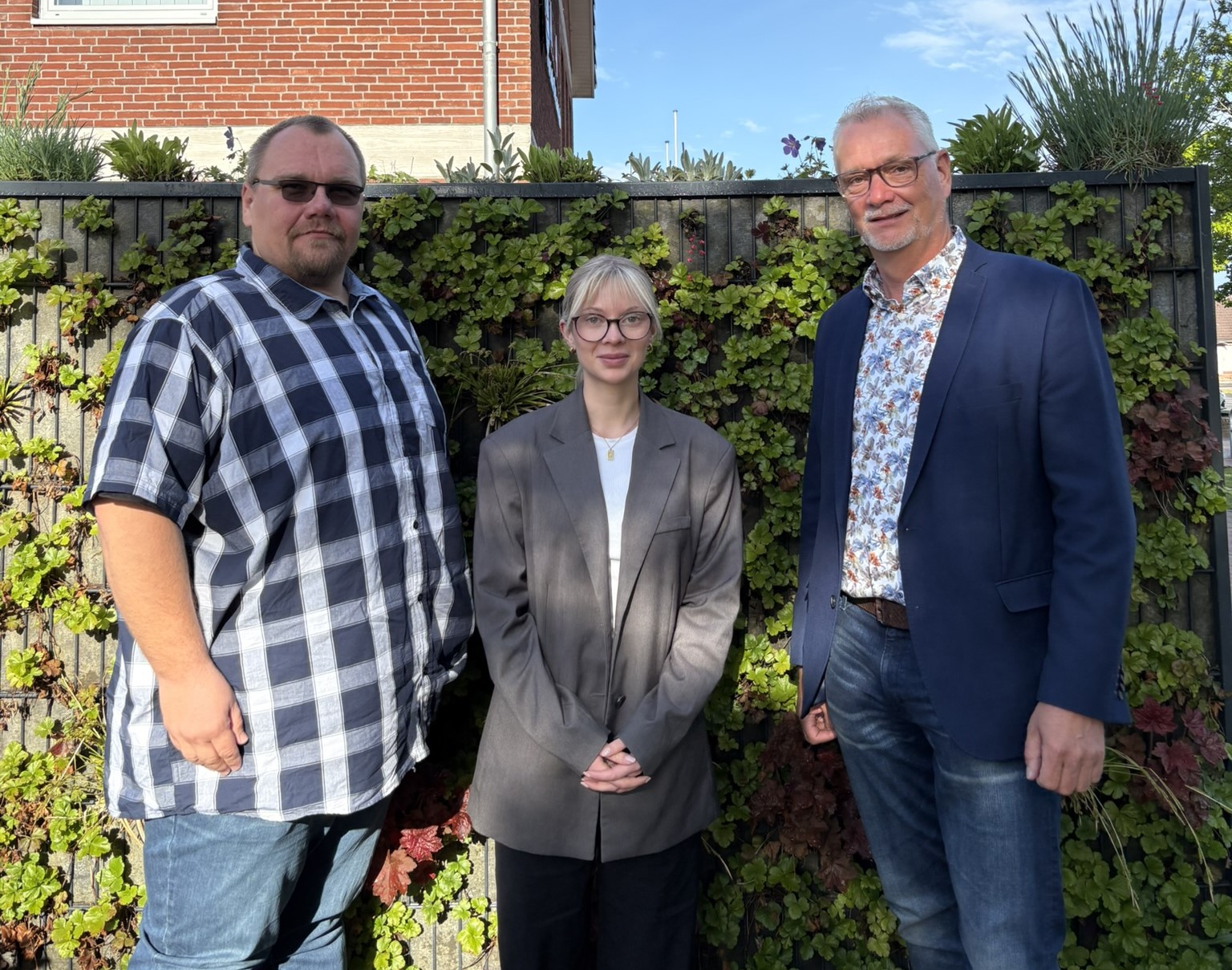 Foto mit Markus Luiking, Savantje Boekhoff und Bürgermeister Günter Harders vor dem Rathaus