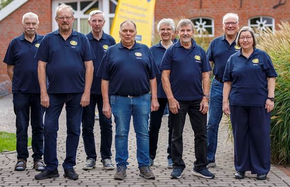 Gruppenfoto des Vorstandes des Seniorenbeirates. Er besteht aus 8 Frauen und Männern. Sie tragen alle dunkelblaue Poloshirts mit dem Logo des Seniorenbeirates