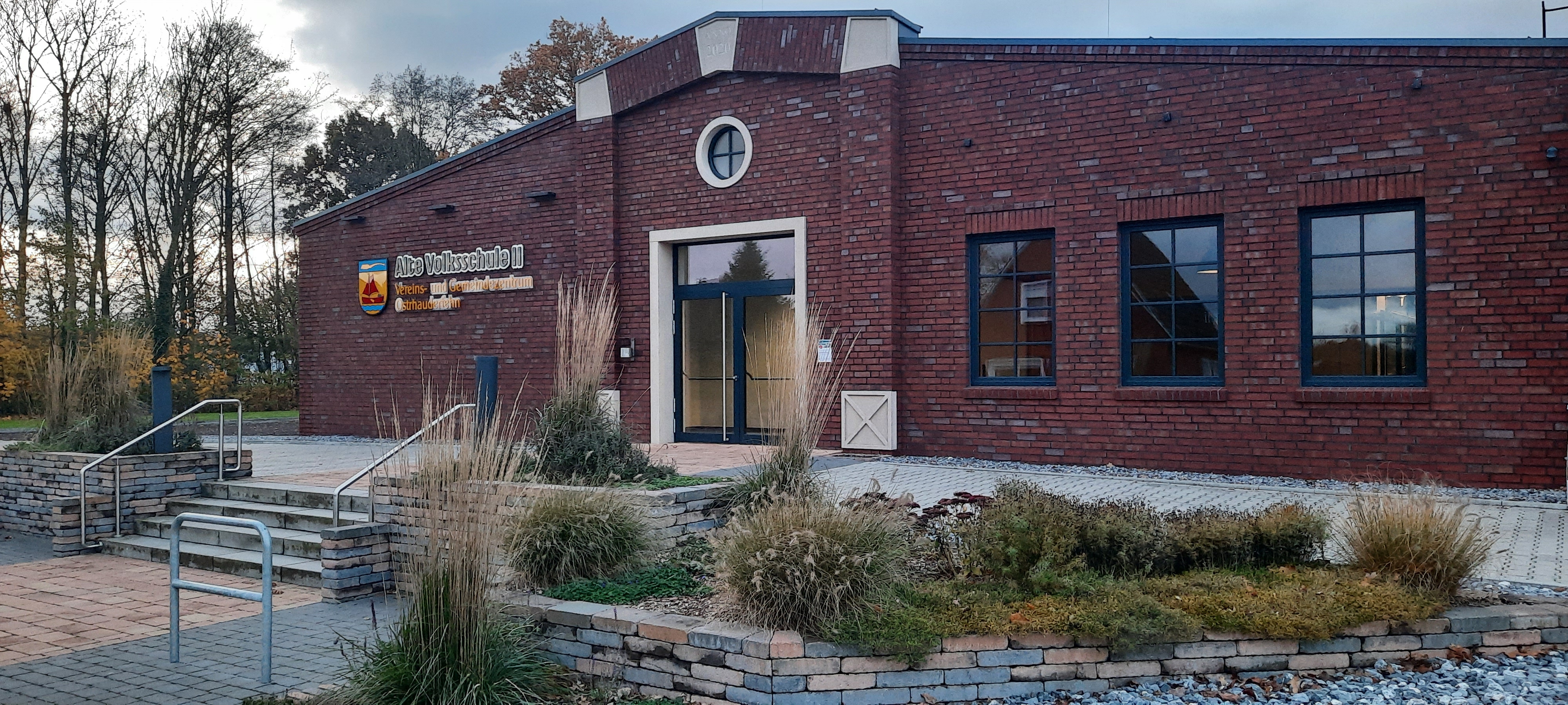 Frontansicht des Vereins- und Gemeindezentrums Alte Volksschule II